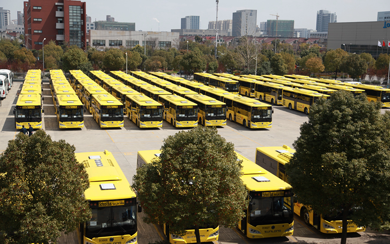 2015年，120臺(tái)SLK6109校車(chē)在申龍工廠(chǎng)整裝待發(fā)沙特市場(chǎng)。